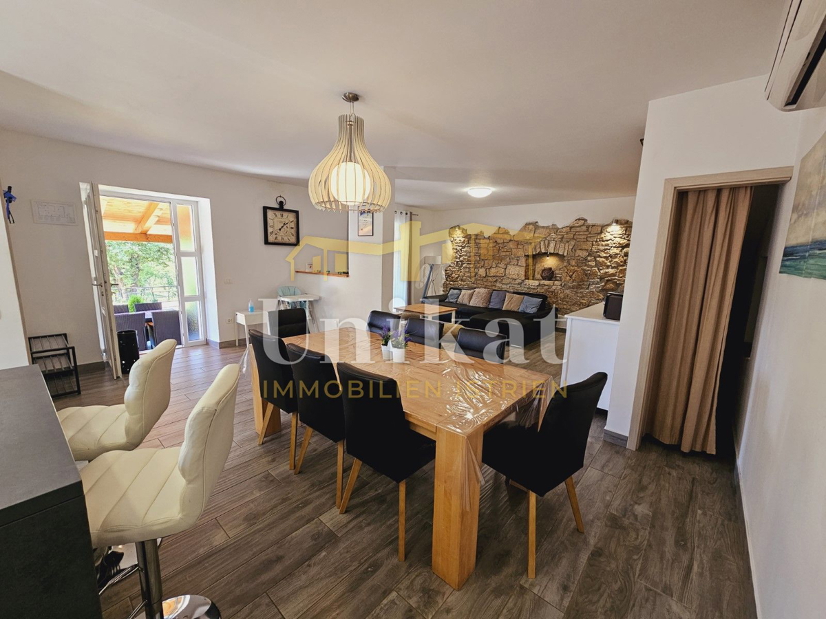 Posest z obnovljeno kamnito hišo, vrtom in bazenom